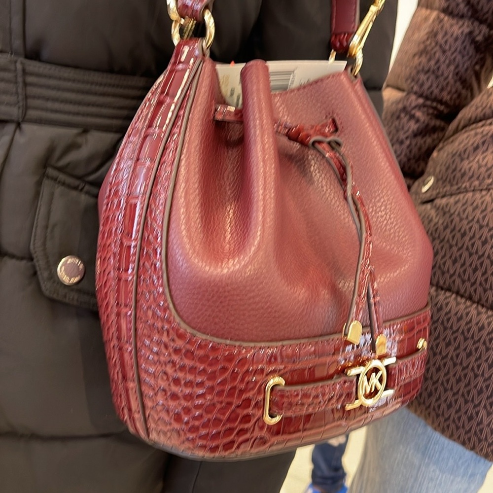 MICHAEL KORS 
Reed Medium Pebbled Leather Belted Bucket Messenger Satchel Crossb - Picture 7 of 16